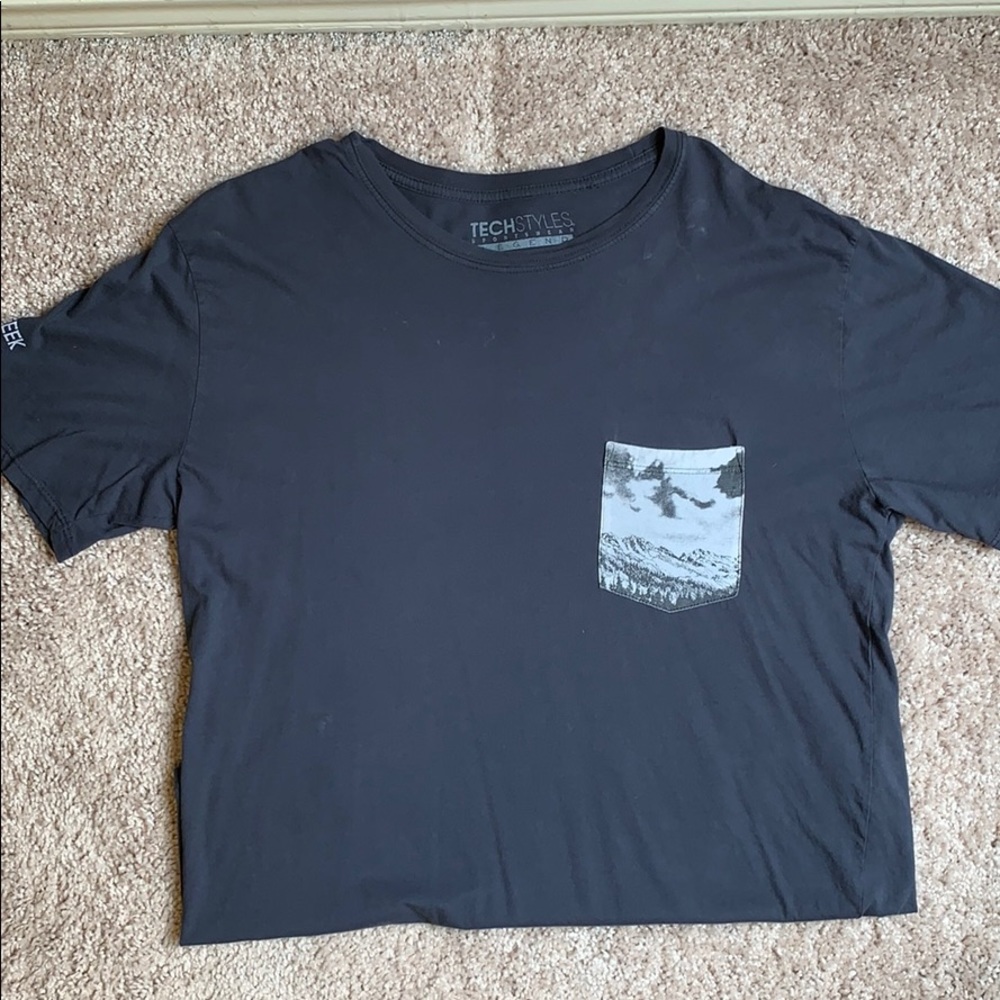 Men’s grey t-shirt